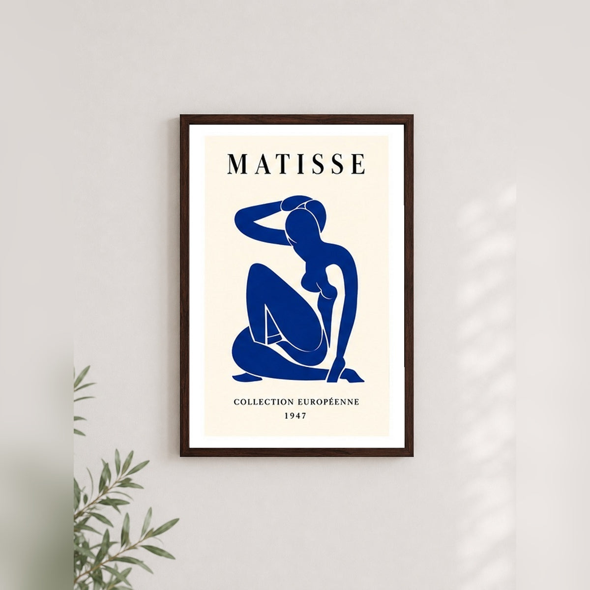 Mavi Figür – Modern Çerçeveli Poster — Ceviz — Beyaz Kenarlı — TabloLab