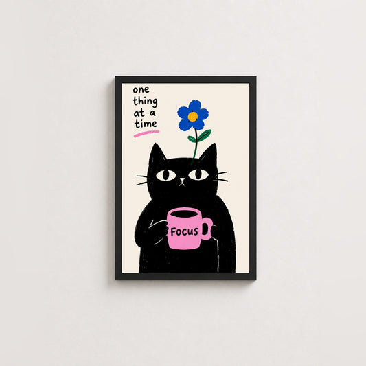 Odaklanan Kedi – İllüstrasyon Çerçeveli Poster — Siyah — Tam Baskı — TabloLab