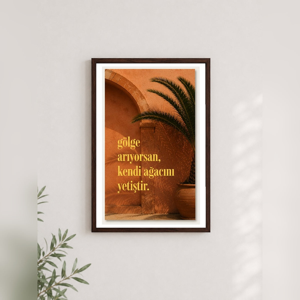 Tropikal Gölge – Modern Çerçeveli Poster — Ceviz — Beyaz Kenarlı — TabloLab